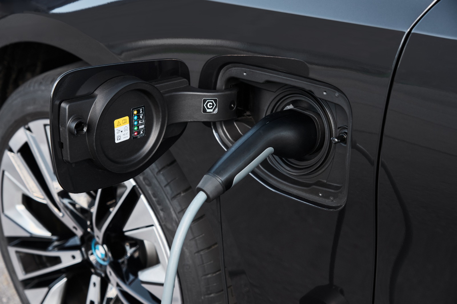 Como recarregar carro elétrico em casa com segurança e evitar riscos