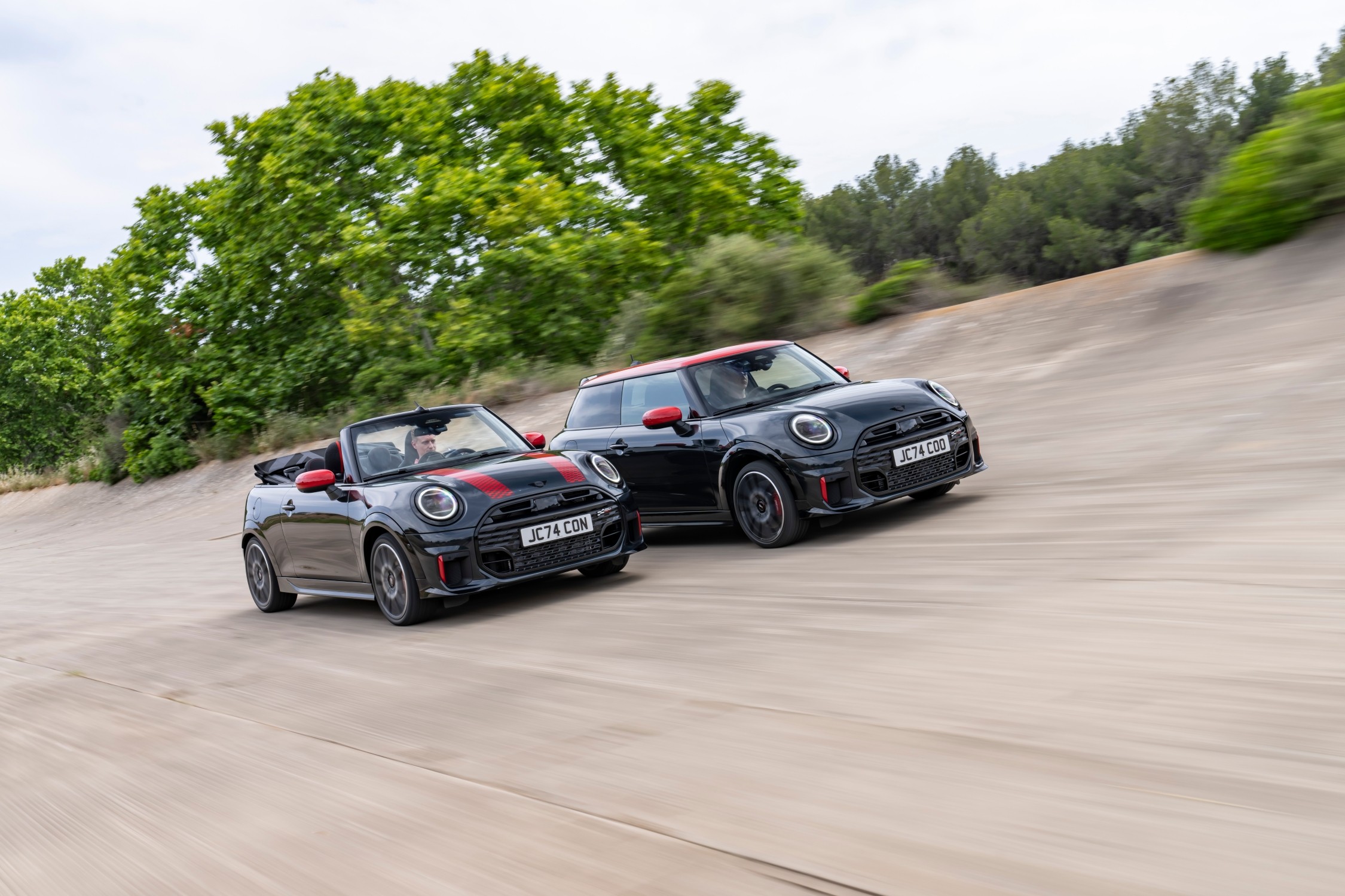 Mini lança novos John Cooper Works Hatch e Cabrio no Brasil com motor de 231 cv