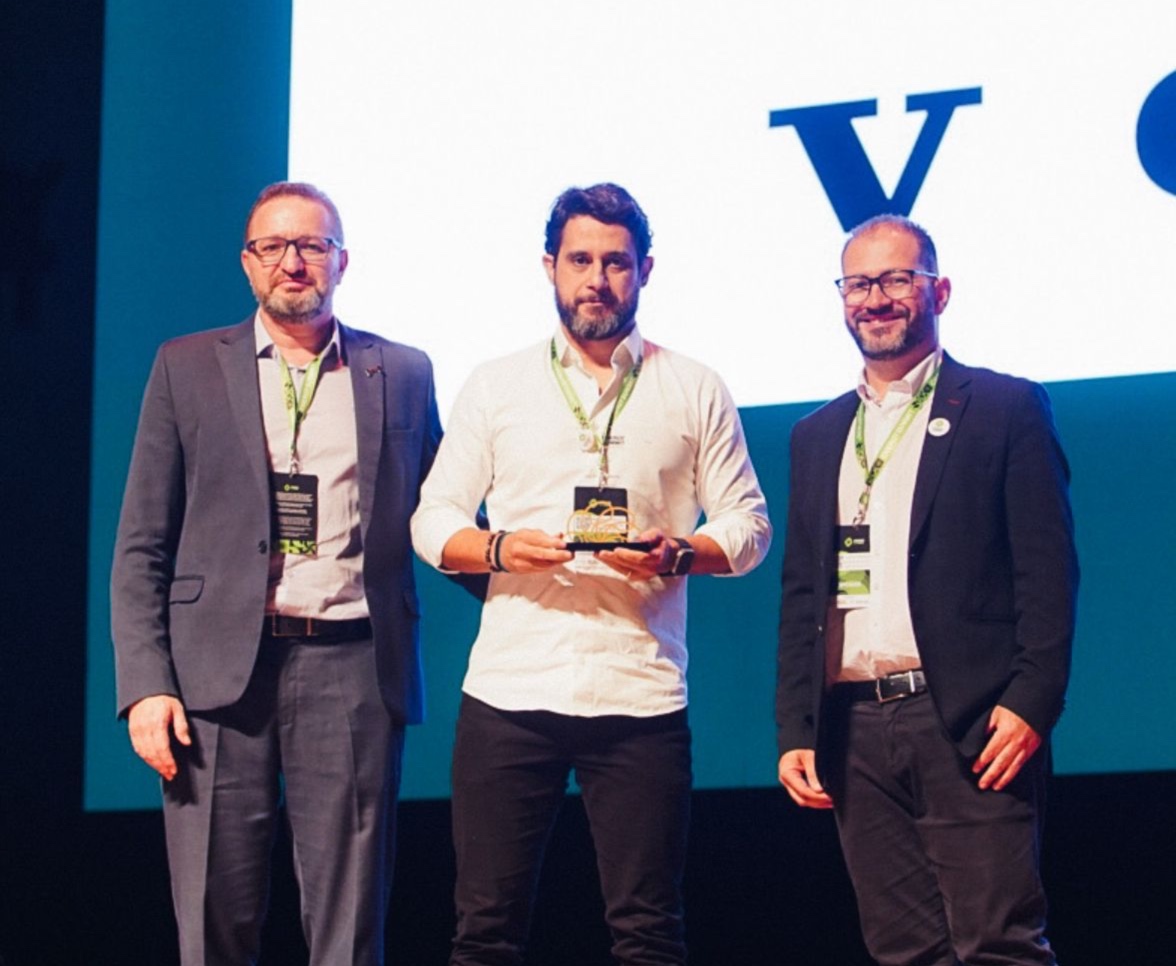 Volvo Car Brasil é premiada no Energy Summit Awards por projeto de eletropostos