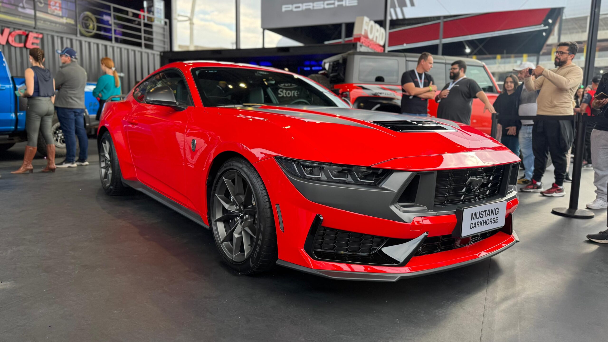 Mustang Dark House surge em Interlagos e Ford renova a gama