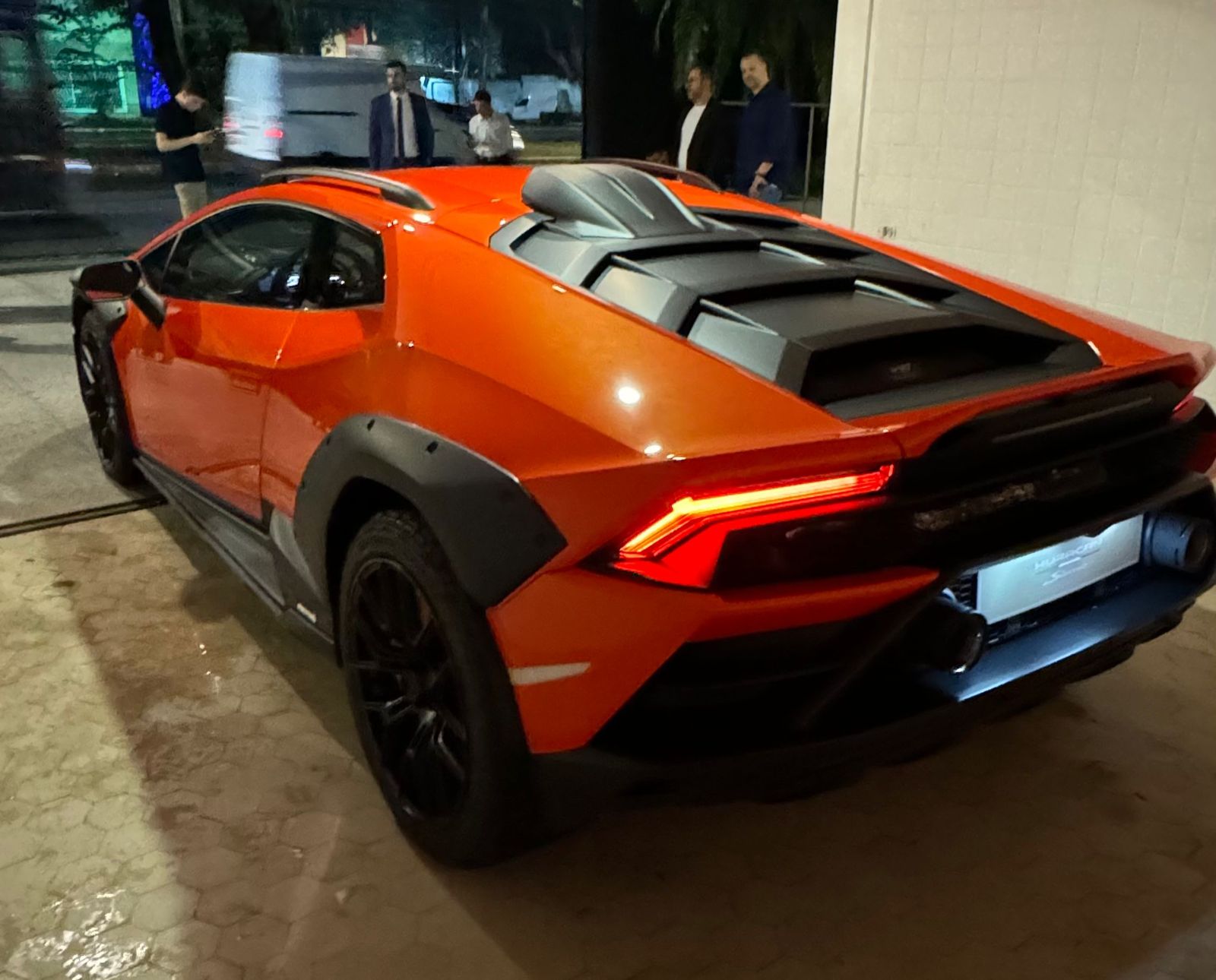 Novo Huracán Sterrato de 4,4 milhões estreia no Brasil e marca inaugura  showroom